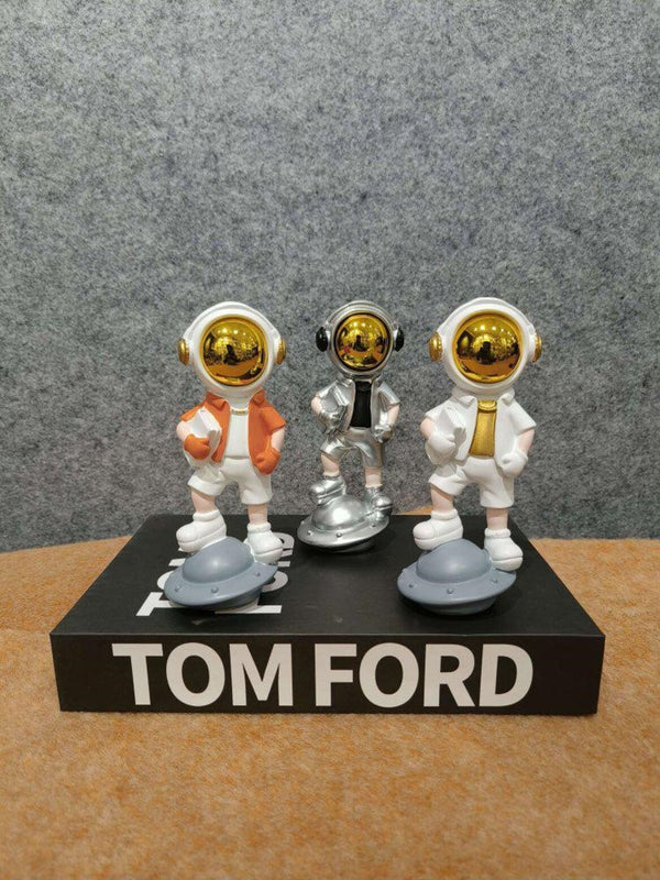 Artifacts Futuristic Astronaut with UFO/Hoverboard Figurine Set - Sci-Fi Home Decor